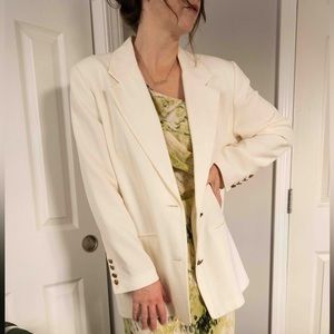 Voyage by Patchington white blazer with buttons on sleeve and front size 16